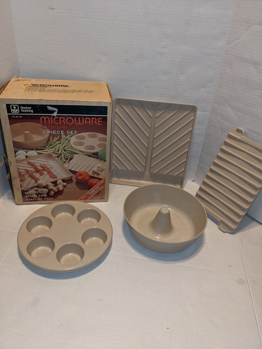 Anchor Hocking Microware 4 Piece Set NIB 192-01 Muffin Pan Baking Ring Roasting